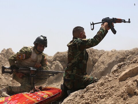 Iraakse militairen vuren naar posities van Islamitische Staat in de provincie Anbar. Daar veroverde IS vorige week vrijdag de stad Ramadi.
