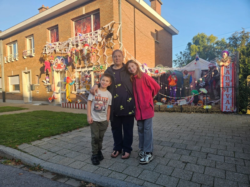 Pascale van Kelst versierde haar huis op de Bosmolens opnieuw in een Halloweenthema. Ook kinderen Daan en Emily hielpen mee.