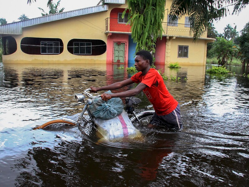 Onder meer in Nigeria joegen overstromingen mensen massaal op de vlucht.