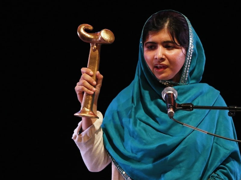 De Pakistaanse Malala Yousafzai krijgt in Londen de Politkovskaja-prijs.