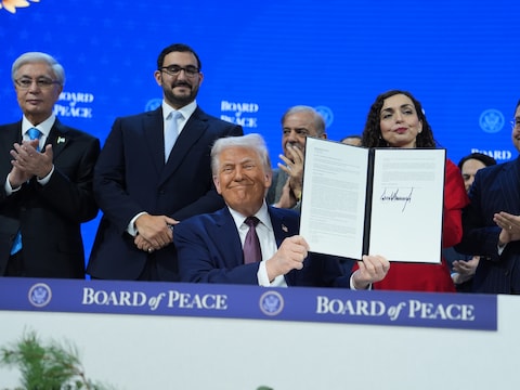 Trump toont het ondertekende handvest van de ‘Board of Peace’ tijdens de jaarlijkse bijeenkomst van het Wereld Economisch Forum in Davos.