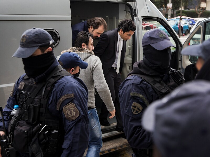 Twee van de acht Turkse officieren die naar Griekenland vluchtten en daar politiek asiel aanvroegen, werden op 30 januari naar de rechtbank in Athene gebracht. Griekenland weigert de acht uit te leveren aan Turkije.