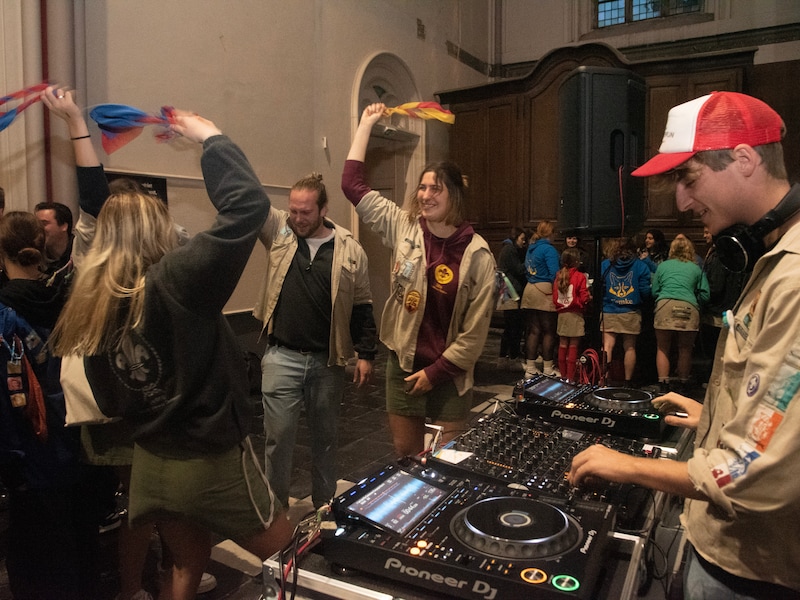ARCHIEF. Deken Yvan Stassijns zette met plezier zijn kerk open voor de Dag van de Jeugdbeweging in Wetteren. 
