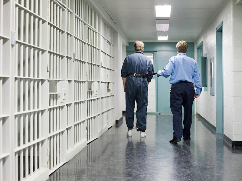 Justitie bestudeert wachtlijsten voor overvolle gevangenissen