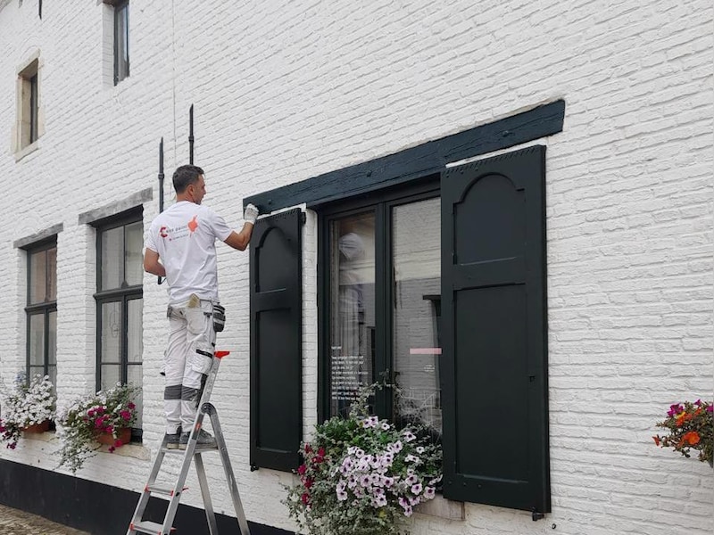 Historische woningen in Begijnhof krijgen nieuw likje verf: stad investeert 55.000 euro in onderhoud