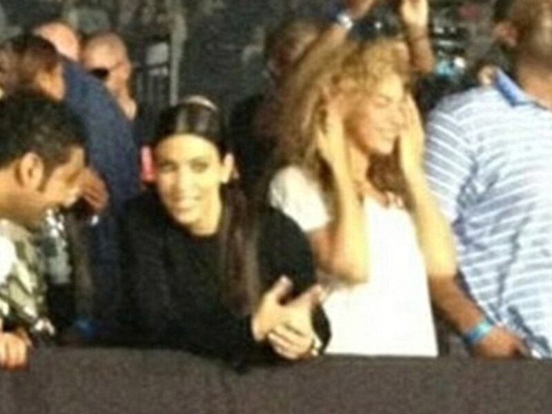 Beyoncé en Kim Kardashian genieten samen van het laatste Europese 'Watch The Throne'-concert van hun liefjes Jay-Z en Kanye West. © Twitter