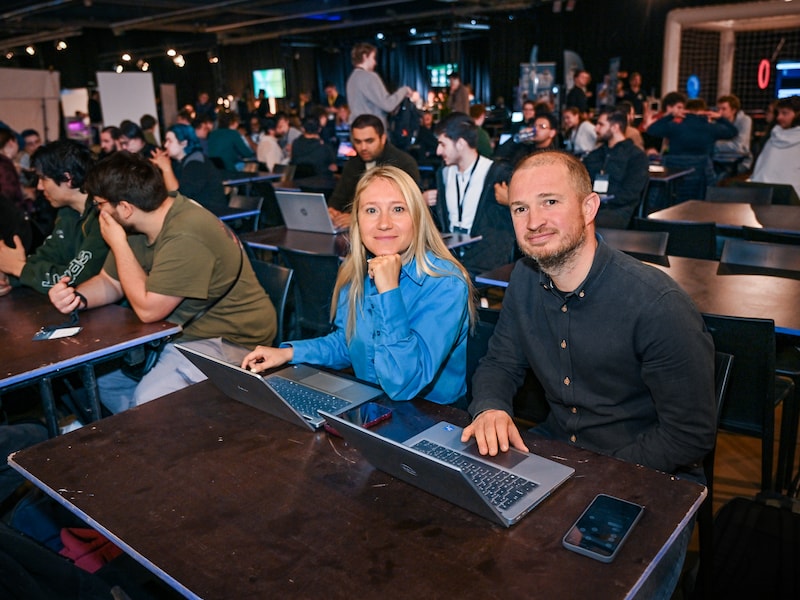 Reporter Esther De Leebeeck en AI-expert Wim Hellemans van HLN leggen het aartsmoeilijke examen webdevelopment af, met behulp van AI.