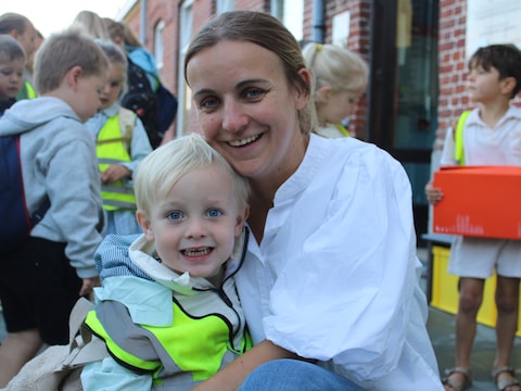 Spannende ochtend voor mama Justine Goemaere uit Pollinkhove: zoontje William start in de eerste kleuterklas die 9 kindjes telt. “Thuis viel het nog mee, maar hoe dichter we de school naderden, hoe meer de sfeer omsloeg”, glimlacht Justine. “Het is wat overweldigend voor mijn zoontje, maar straks in de klas, als de rust terugkeert, komt dat zeker goed.”