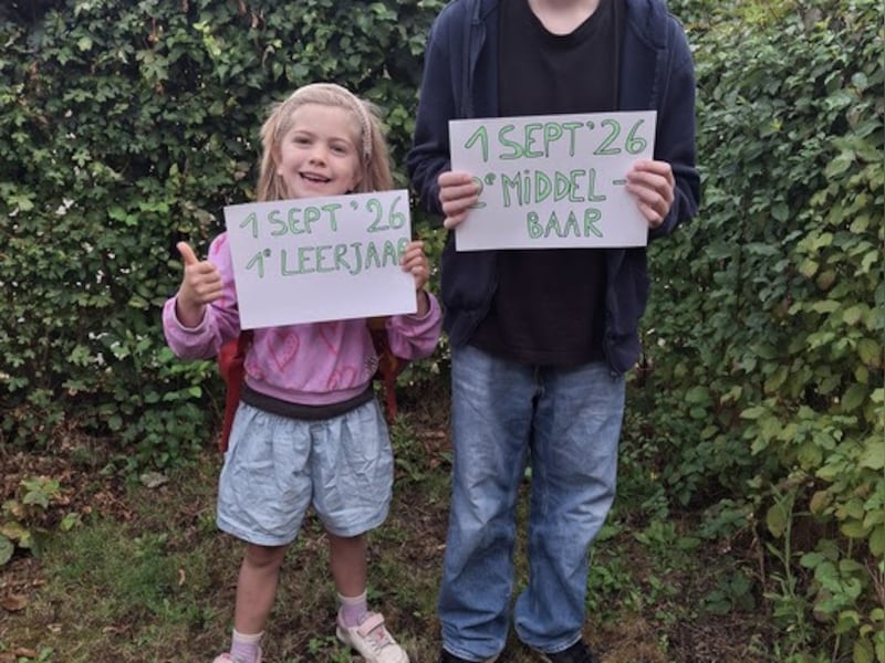 Lani en Fons uit Emblem poseren traditiegetrouw voor hun eerste schooldag