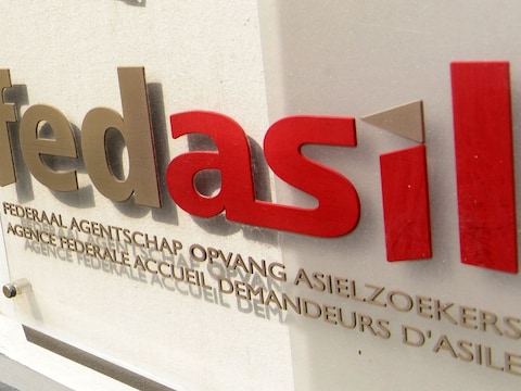 Tot 400 migranten wachten vandaag voor de deuren van Fedasil in Brussel om een aanvraag tot asiel in ons land in te dienen.