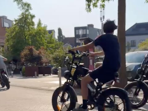 Jongeren op Fatbikes scheuren door het centrum van Wetteren. 