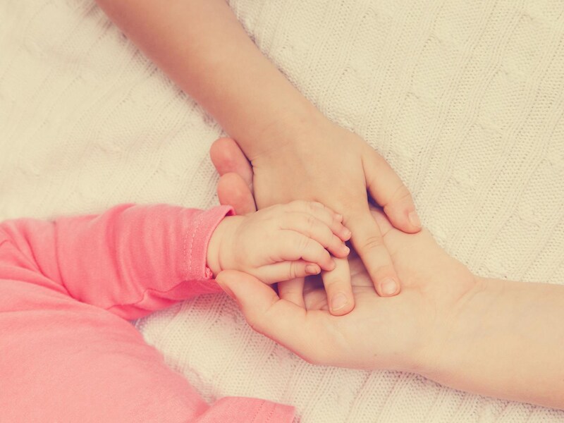 Haar ouders hopen dat de 16-jarige A., die zwanger werd van een 41-jarige advocaat met wie ze een relatie heeft, met haar dochtertje weer thuis komt wonen.