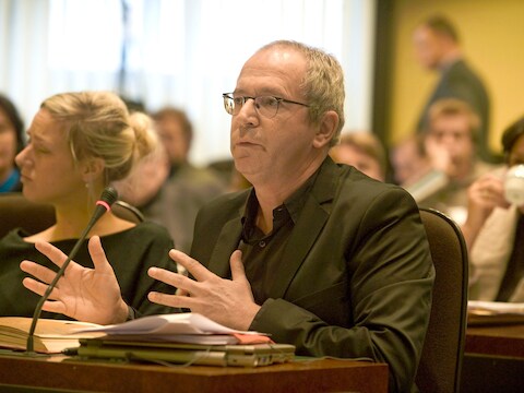 Renaat klaagt aan dat de Kerk slachtoffers van seksueel misbruik monddood probeert te maken.
