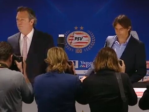 Directeur Tiny Sanders en de nieuwe trainer Phillip Cocu.