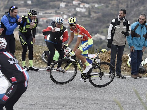 Bij het aansnijden van een steile bocht monstert Contador het verschil op Froome.