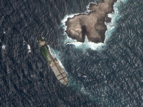 Een satellietbeeld van de vastgelopen tanker Caroline Bezengi. Ook de olievlek is dudielijk te zien. (19/07/26)