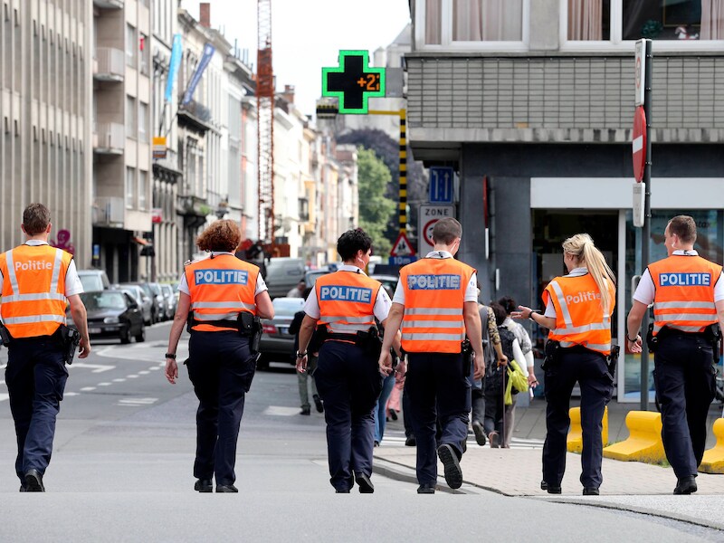 Politiemensen op patrouille tijdens de Gentse Feesten.