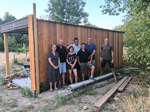 Op de foto bij de nieuwe tuinberging vlnr Tine Dael, Andy Arnout, Anja Gheldof, Nick Vanbeveren, Kim Vandenbroucke, Jeroen Morlion, Pieter Dely