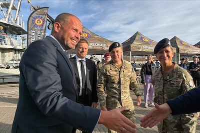 Minister Francken tevreden over recordaantal sollicitaties voor Belgische Defensie