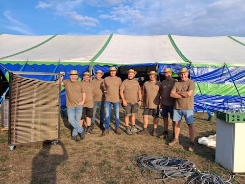 De Landelijke Gilde van Zandhoven brengt alles in gereedheid voor het Dorpsfeest van dit weekend.