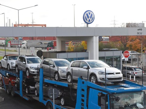 Een vrachtwagen met Volkswagens verlaat de fabriek in het Duitse Wolfsburg.