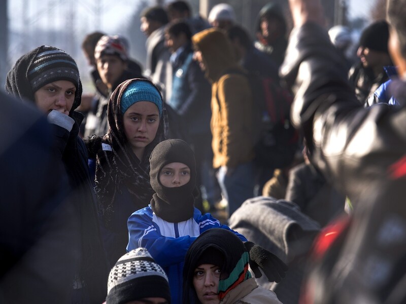 Afghaanse migranten mogen de grens tussen Griekenland en Macedonië niet over.