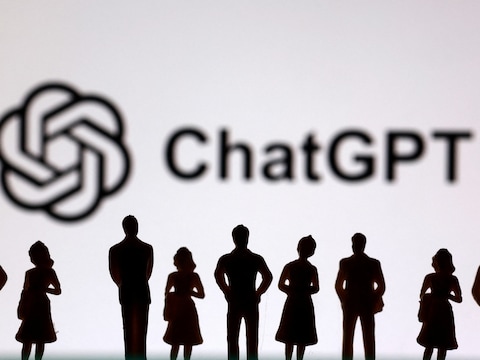 Illustratiebeeld: miniatuurbeeldjes en het ChatGPT-logo.