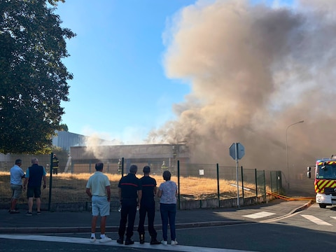 De zware brand veroorzaakt een rookpluim die ook vanuit Menen en de ruime omgeving zichtbaar is.