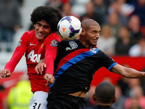 Adlène Guedioura (rechts) in een stevig kopduel met Marouane Fellaini.