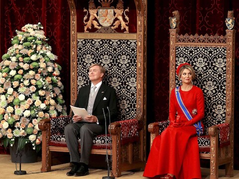 Koning Willem-Alexander en zijn vrouw, Koningin Maxima, op de troon in de Ridderzaal op Prinsjesdag.