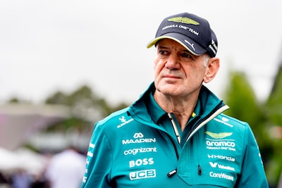 De val van de ‘tovenaar’: hoe F1-genie Adrian Newey in een half jaar een mikpunt van spot werd
