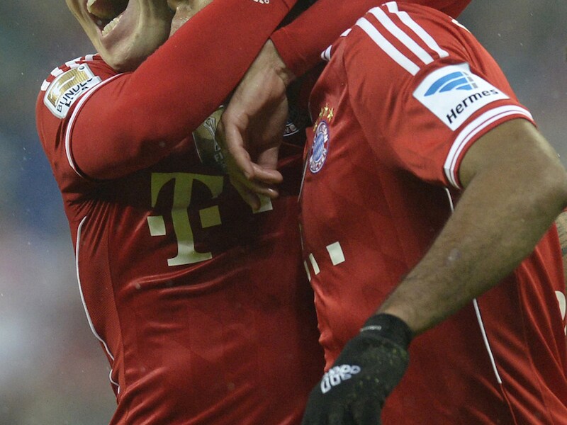 Robben scoorde twee minuten na zijn rentree en omhelst hier Dante, die de 4-0 inkopte.