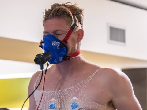 “Spelers liggen een paar uur onder de scanner”: medische tests zijn de laatste stap voor een transfer, maar wat houden ze precies in?