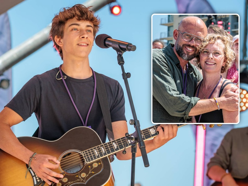 Beau Coppens stelde zijn debuutsingle ‘Bara du’ voor op het podium van ‘Tien om te zien’, met trotse ouders Staf en Monique aan zijn zijde.