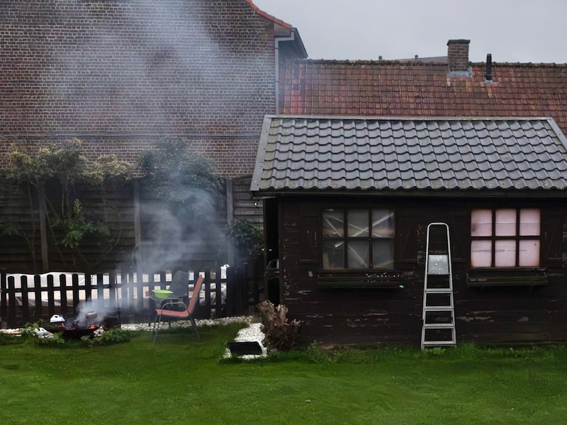 In de tuin van een woning langs de Deken Darraslaan in Tielt veroorzaakte brand in een vuurschaal voor rookontwikkeling.