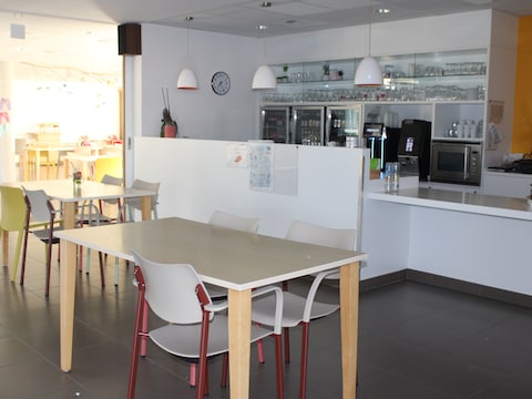 Iets nuttigen in de cafetaria van woonzorgcentrum 't Hoge wordt vanaf 1 september duurder. 
