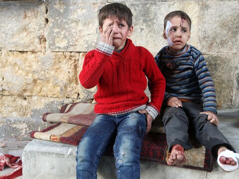 Gewonde jongens raakten gisteren helemaal overstuur na de bombardementen op Aleppo.