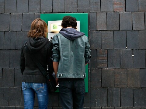 Skimmers plaatsen apparatuur om kaarten te kopiëren in bankautomaten.