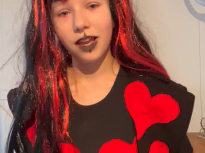 Hayley gaat verkleed als Velvette van ‘Hazbin Hotel’ naar school voor Halloween