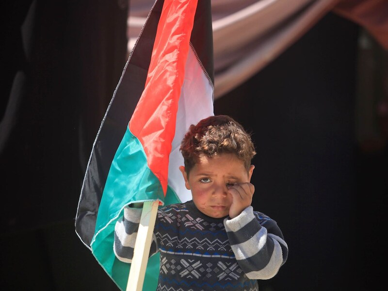 Een Palestijns jongetje tijdens een solidariteitsmars in de Gazastrook voor de Palestijnen in het belegerde Yarmouk kamp, eergisteren.