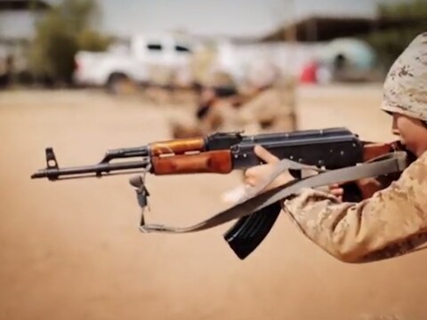 Abdullah uit Kazachstan krijgt een gevechtstraining met een AK-47.