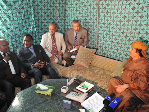 Jacob Zuma, uiterst links, bij Kadhafi (rechts) vorige maand.