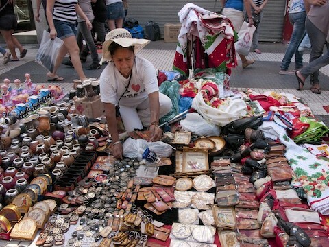 Een straatverkoopster in Buenos Aires.