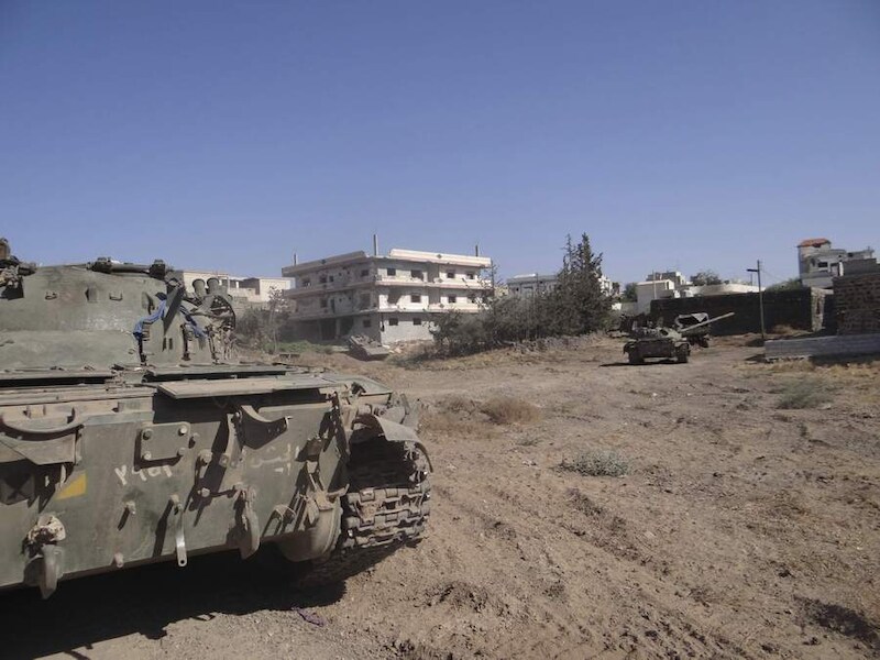 Syrische tanks die in handen van de rebellen gevallen zijn.