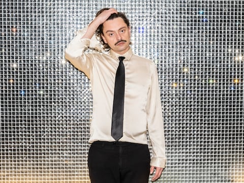 Gover Meit op de foto voor zijn nieuwe show 'Larie'