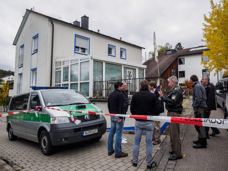 Politie aan het huis in het Beierse Georgensgmünd waar agenten onder vuur werden genomen. Eén van hen bezweek aan zijn verwondingen.