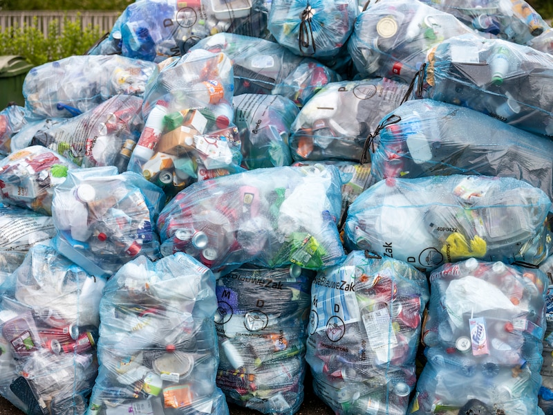 Vlaams Belang pleit voor proefproject met kroonringen tegen wegwaaiende PMD-zakken