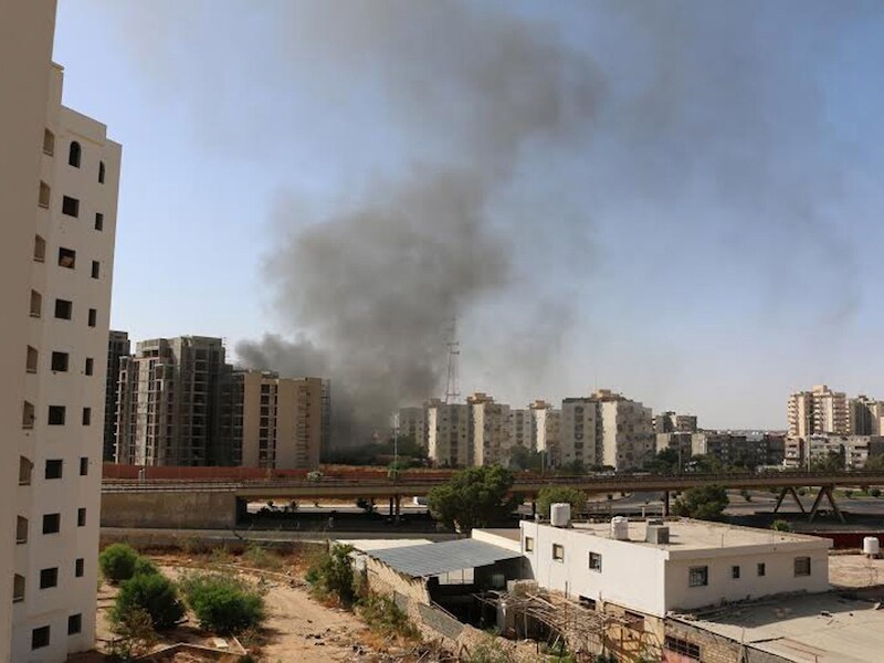 Rookwolken na hevige gevechten in Tripoli.