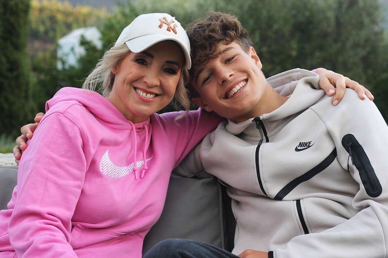 EXCLUSIEF. “Waarom heb je ons nooit verteld hoe bekend jij bent?”: Lewis (15)  interviewt mama Kathleen Aerts (47) en neemt geen blad voor de mond |  Showbizz | HLN.be