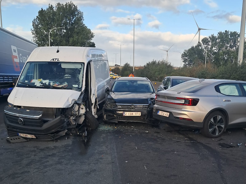 Acht voertuigen betrokken bij zware kop-staartaanrijding op E17 richting Antwerpen ter hoogte van Kalken